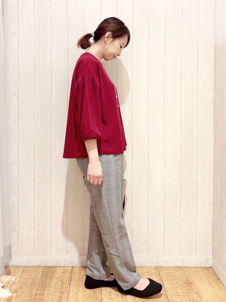 あいこさんの「SHOO･LA･RUE｜【2点セット/7分袖】大人のきれい見え お袖タック入りアクセ付きトップス」を使ったコーディネート
