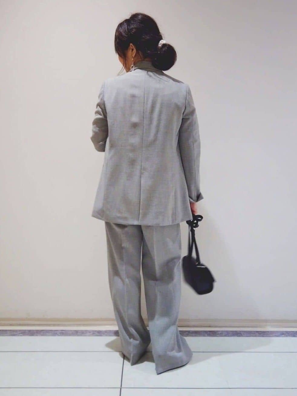 TOMOMIさんの「INDIVI｜【洗える／セットアップ可能】凹凸ストレッチ素材ストレートパンツ」を使ったコーディネート