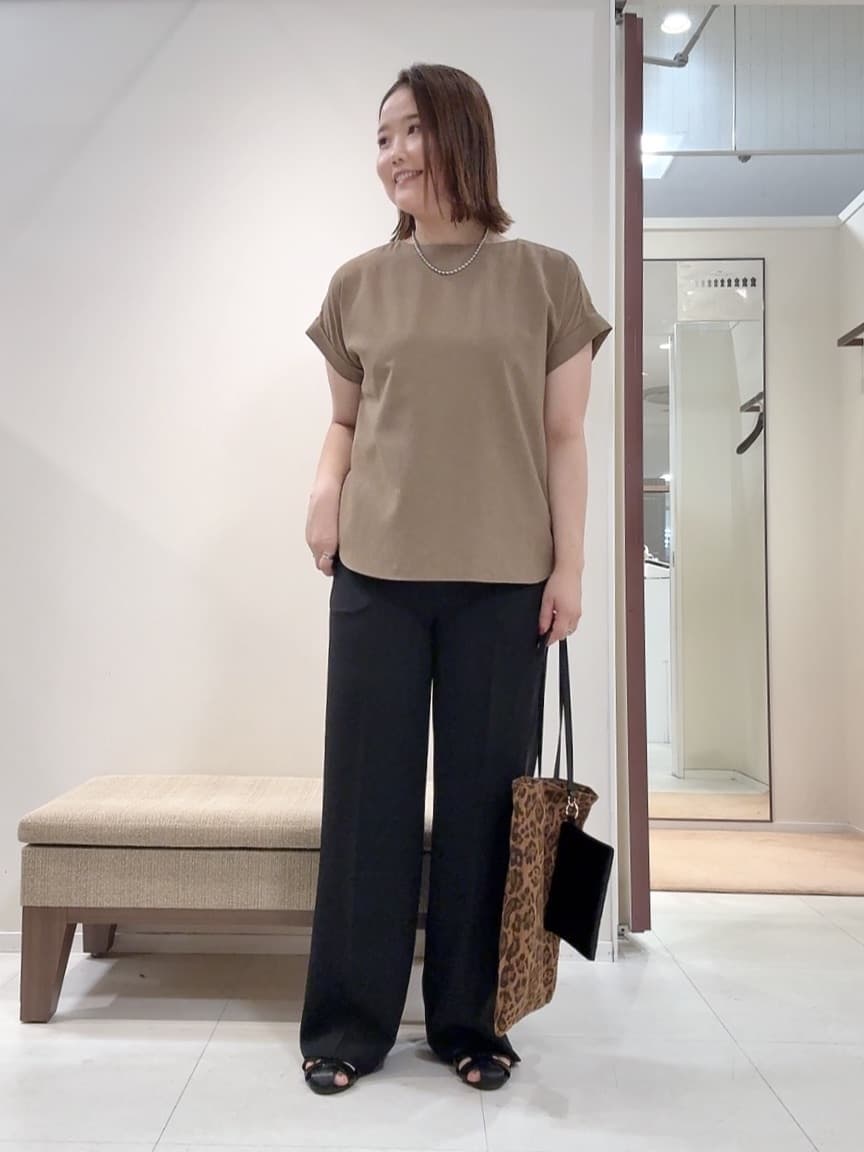 YUIさんの「UNTITLED｜【セットアップ可/はっ水/通勤】リラククール 半袖ブラウス」を使ったコーディネート