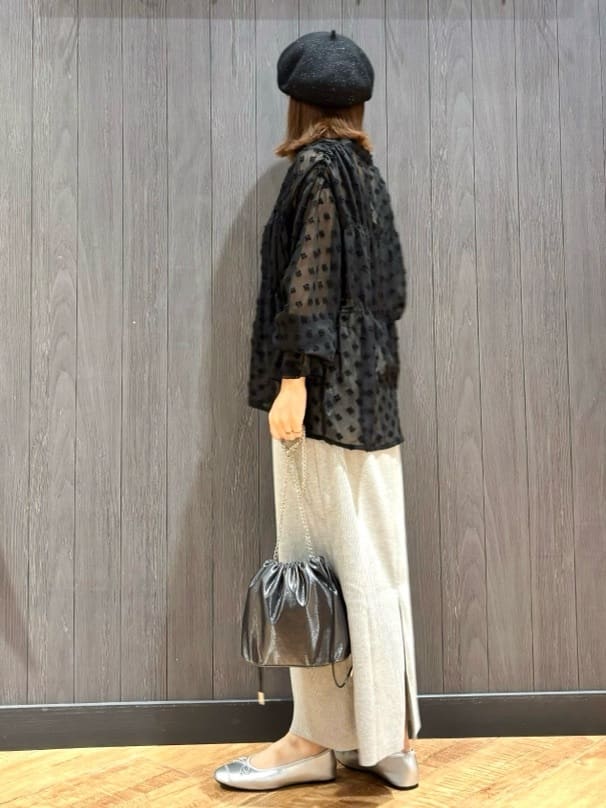 meiさんの「SHOO･LA･RUE｜華やかにさをプラスする シアードビー シャーリングブラウス」を使ったコーディネート