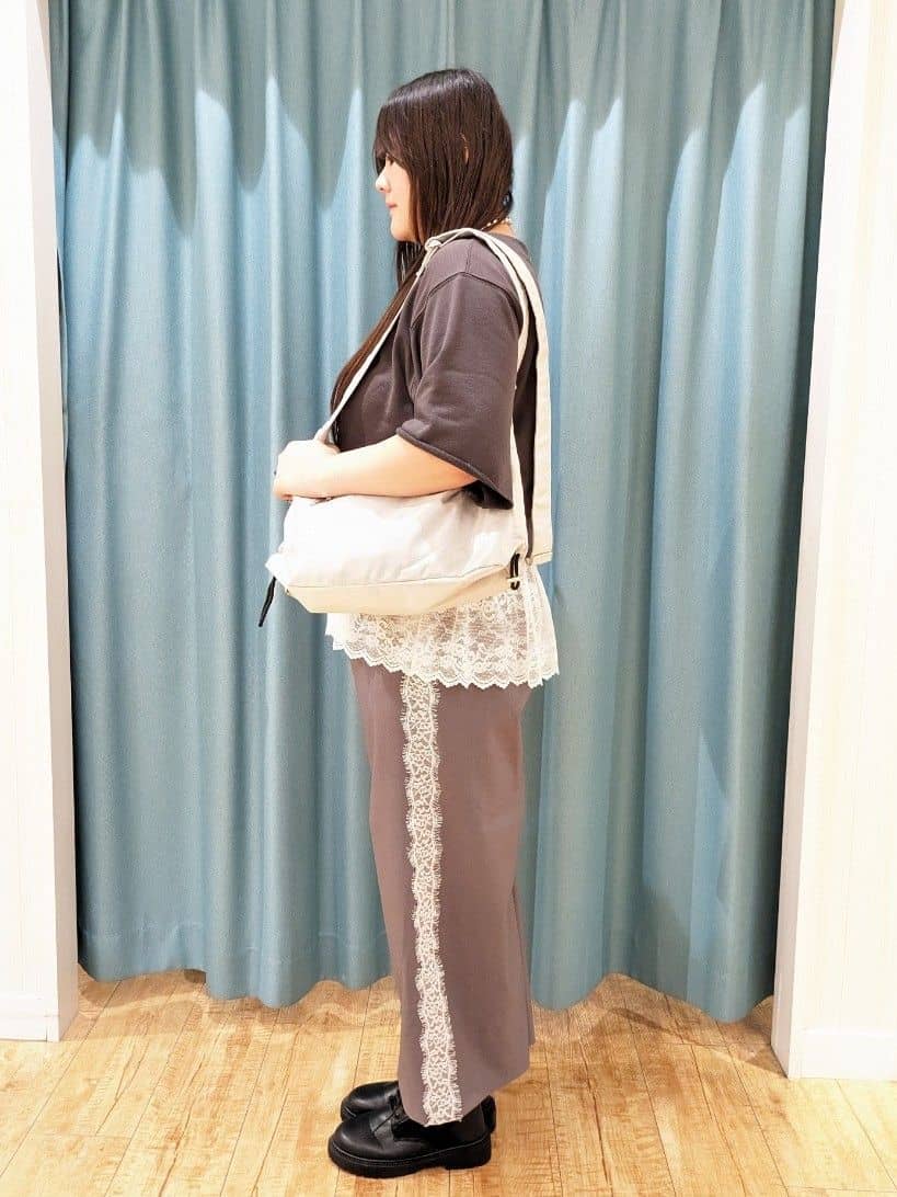 うりさんの「SHOO･LA･RUE｜【2点セット】ハーフスリーブミニ裏毛プルオーバー＆レースタンクトップセット」を使ったコーディネート