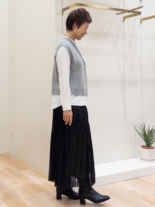 シュウコさんの「grove｜ニットベスト&times;シャツセット」を使ったコーディネート