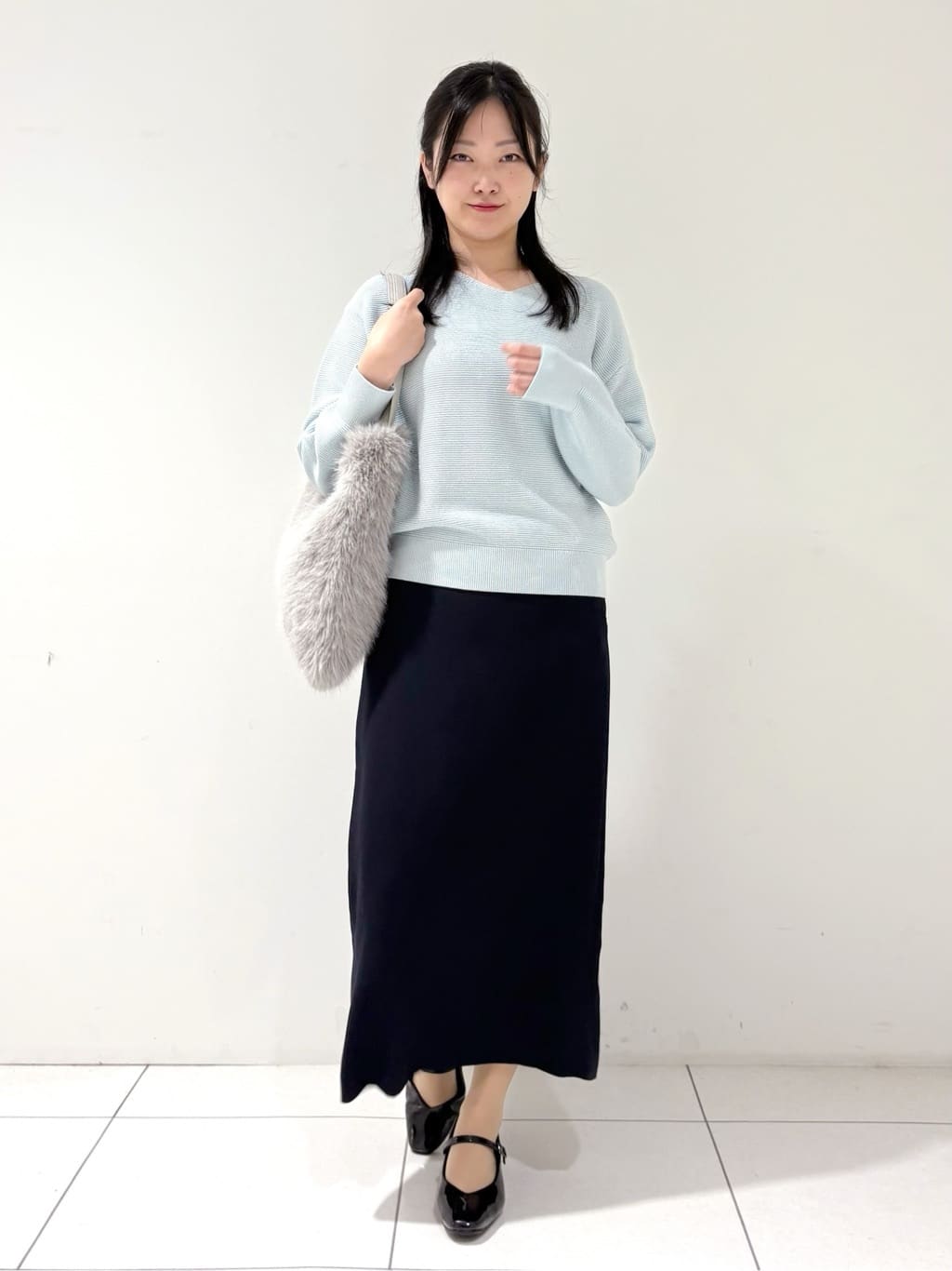 momokoさんの「INDIVI｜【ウール混ラメ素材】Vネック煌めきニット」を使ったコーディネート