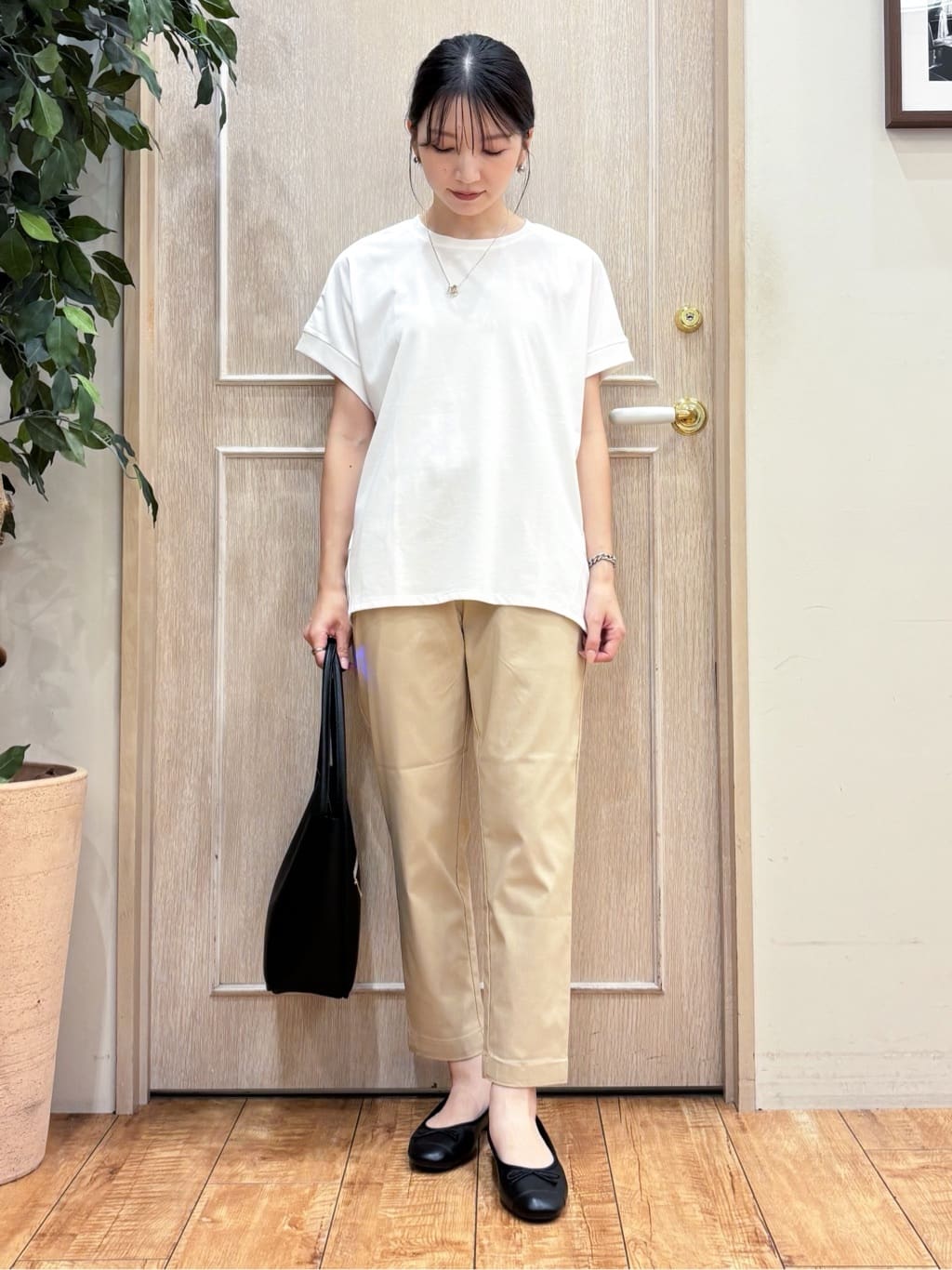 なみさんの「SHOO･LA･RUE｜【S-LL/汗ジミ軽減/ひんやり/UV】体型カバーに タック入りドルマントップス」を使ったコーディネート