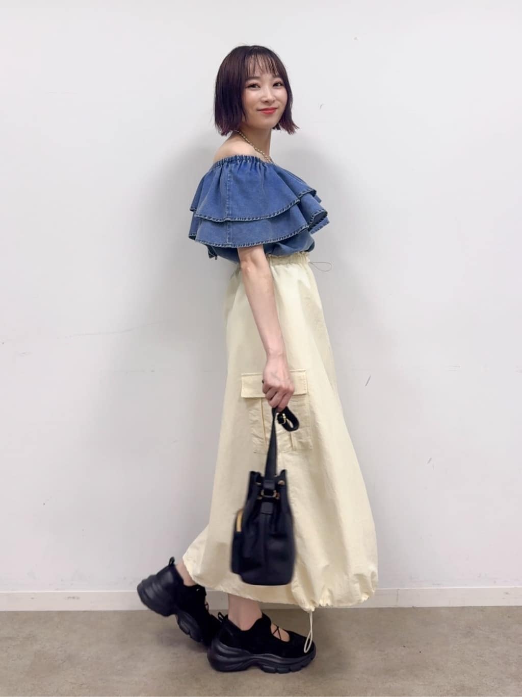 𝐜𝐡𝐢𝐤𝐚さんの「SHOO･LA･RUE｜【セットアップ可/前後2WAY/オフショル2WAY】着こなしを楽しめる デニムフリルブラウス」を使ったコーディネート