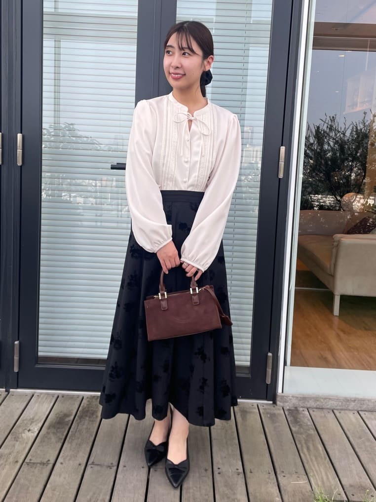 abeさんの「Couture brooch｜【大人可愛い・通勤】ピンタックレースブラウス」を使ったコーディネート
