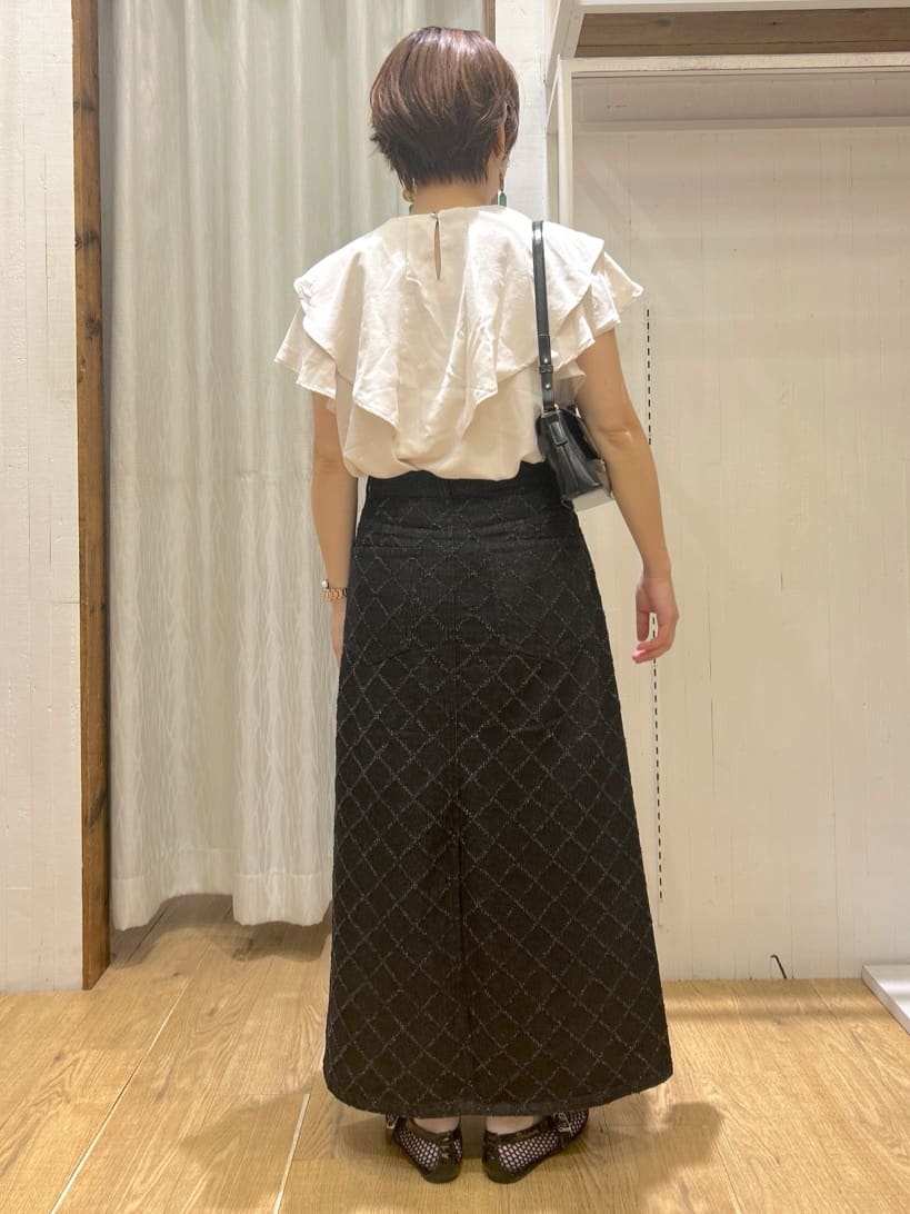 ga_riさんの「THE SHOP TK｜【ONOFF活躍】フリルデザインブラウス/セットアップ可」を使ったコーディネート
