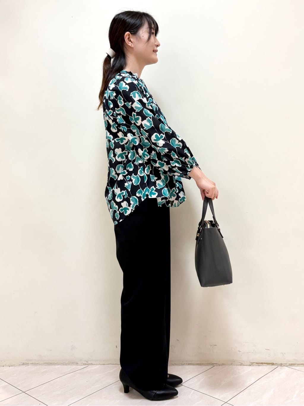 mikiさんの「Reflect｜【ジャケットのインナーにおすすめ◎】花柄タックデザインブブラウス」を使ったコーディネート