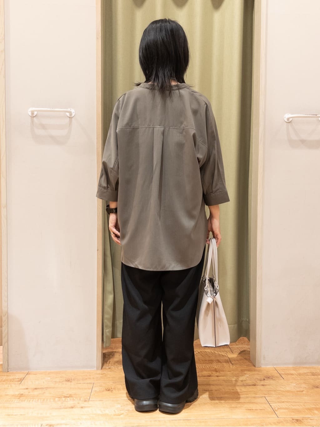 Kawa-sanさんの「SHOO･LA･RUE｜【S-LL/洗濯後しわになりにくい】コットン風 前あきドルマンブラウス」を使ったコーディネート