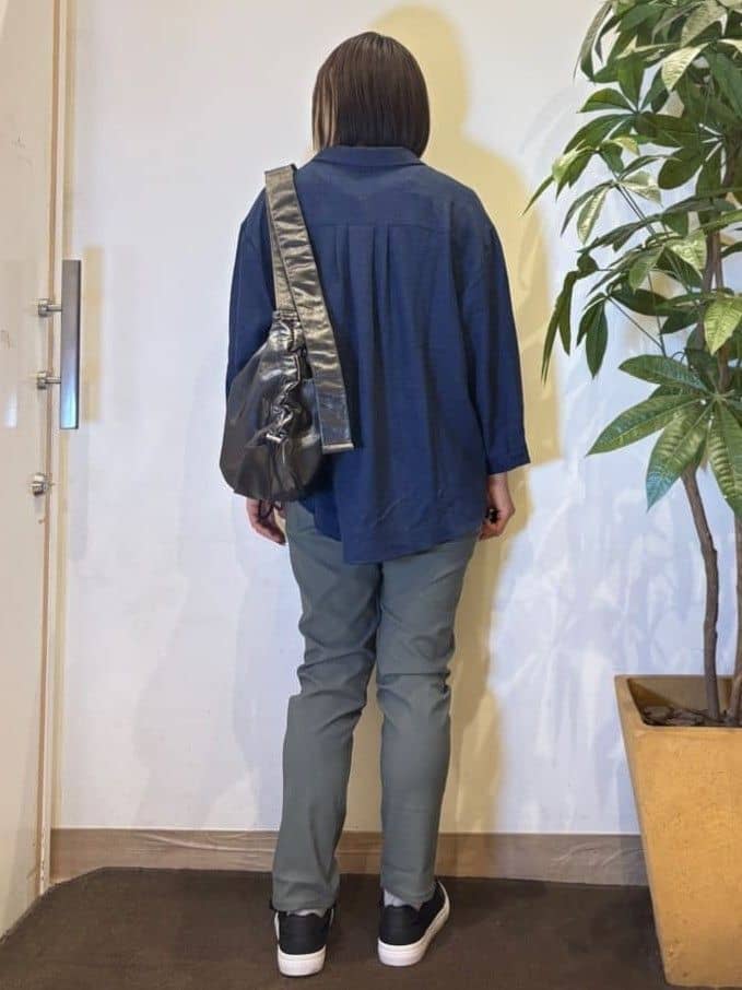 TOWAさんの「SHOO･LA･RUE｜【S-LL】インせず着られる デニムライク前開きブラウス」を使ったコーディネート