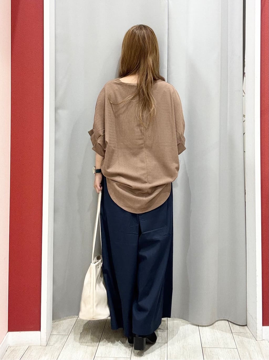 shioさんの「SHOO･LA･RUE｜【洗える】お袖のタックがアクセント インせず着られる さらさらドルマントップス」を使ったコーディネート