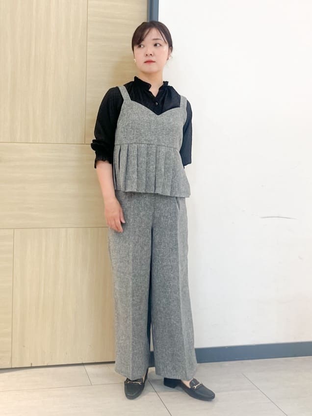 YOさんの「grove｜【2点SET/体型カバー】夏から秋まで着まわせる！プリーツビスチェセットアップ」を使ったコーディネート