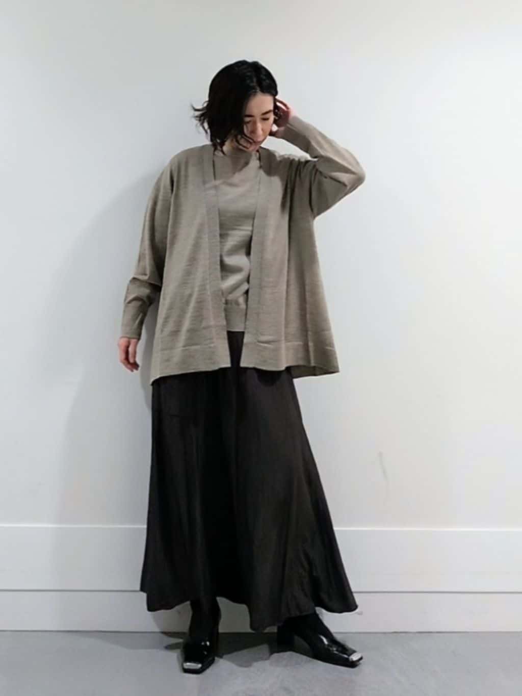 ミズタさんの「UNTITLED｜【アンサンブル可/洗える/ボタンなし】シルクウールカシミヤ 着流しカーディガン」を使ったコーディネート
