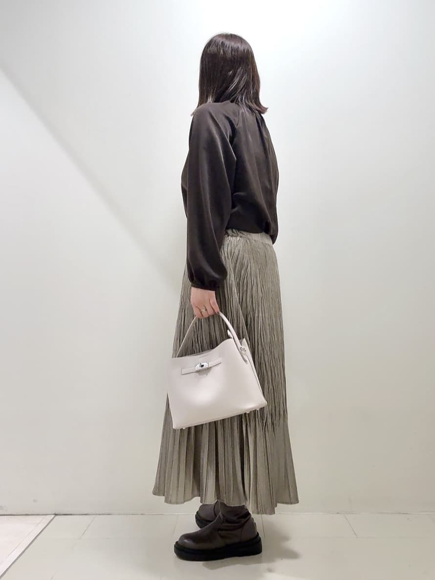 YUIさんの「UNTITLED｜【エレガント/お仕事着にも】スタンドフリルネック ブラウス」を使ったコーディネート