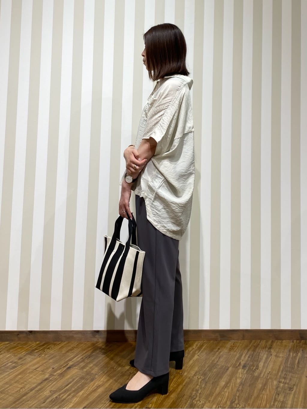 SAOさんの「SHOO･LA･RUE｜【洗える/S-LL/5分袖】1枚でも羽織としても。さらさらドレープシャツ」を使ったコーディネート