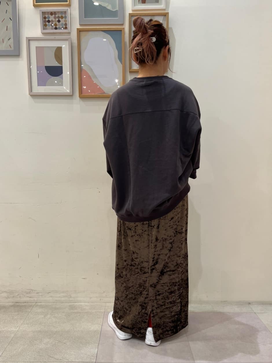 mikakoさんの「SHOO･LA･RUE｜【S-LL】光沢感が華やかに ベロア調ナロースカート」を使ったコーディネート