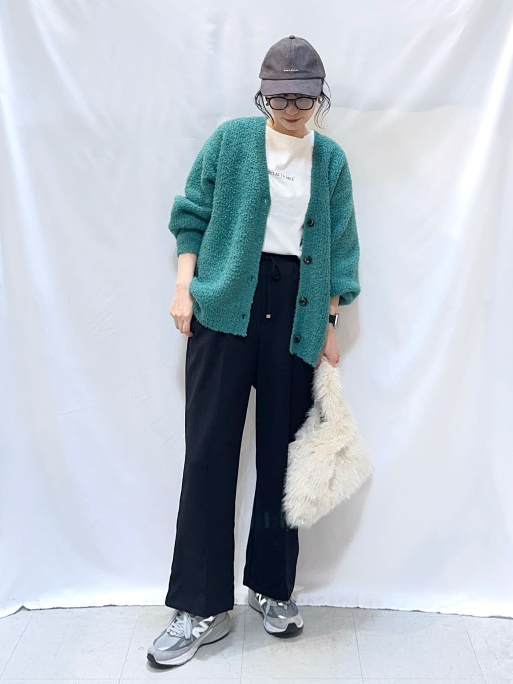 𝐇𝐢𝐫𝐨𝐦𝐢さんの「SHOO･LA･RUE｜【S-LL】思わず触れたくなる ふわふわ Vネックニットカーディガン」を使ったコーディネート
