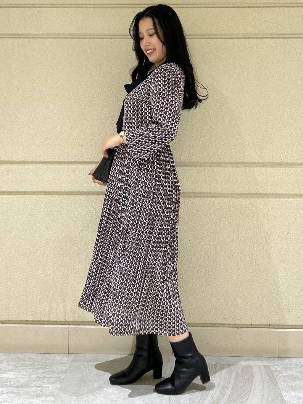 Momokaさんの「COUP DE CHANCE｜【リボン取り外し可】幾何柄プリーツワンピース」を使ったコーディネート
