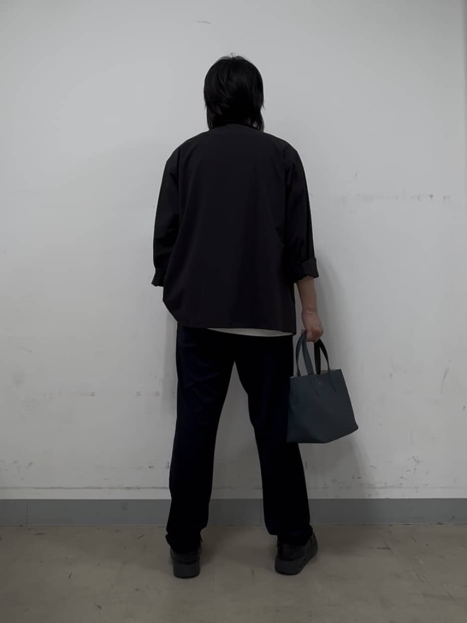 溝端佑太朗さんの「TAKEO KIKUCHI｜【3D ナイロン ストレッチ】スタンドカラー シャツブルゾン」を使ったコーディネート