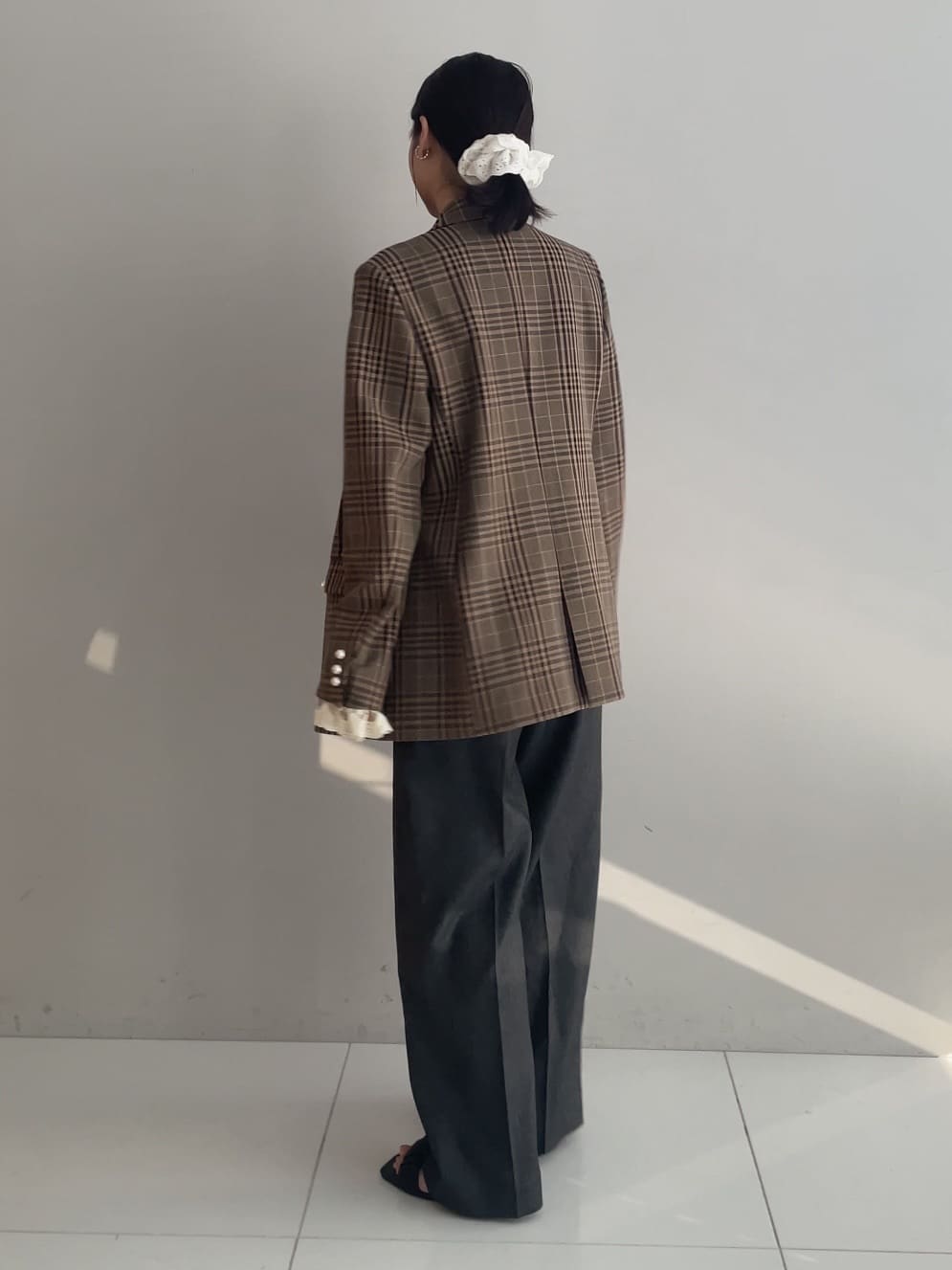 abeさんの「Couture brooch｜【高見え・きれいめ・通勤】レースカフス パール調釦テーラードジャケット」を使ったコーディネート