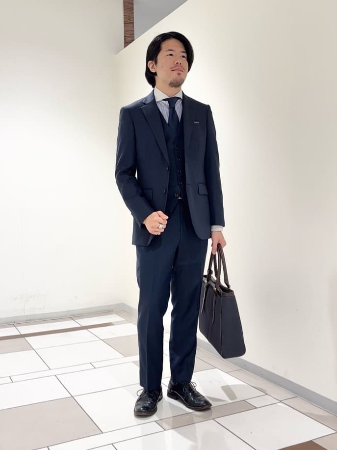 及川さんの「TAKEO KIKUCHI｜【Three by Three】シャイニーシャークピンヘッド スーツ/3ピース対応可」を使ったコーディネート
