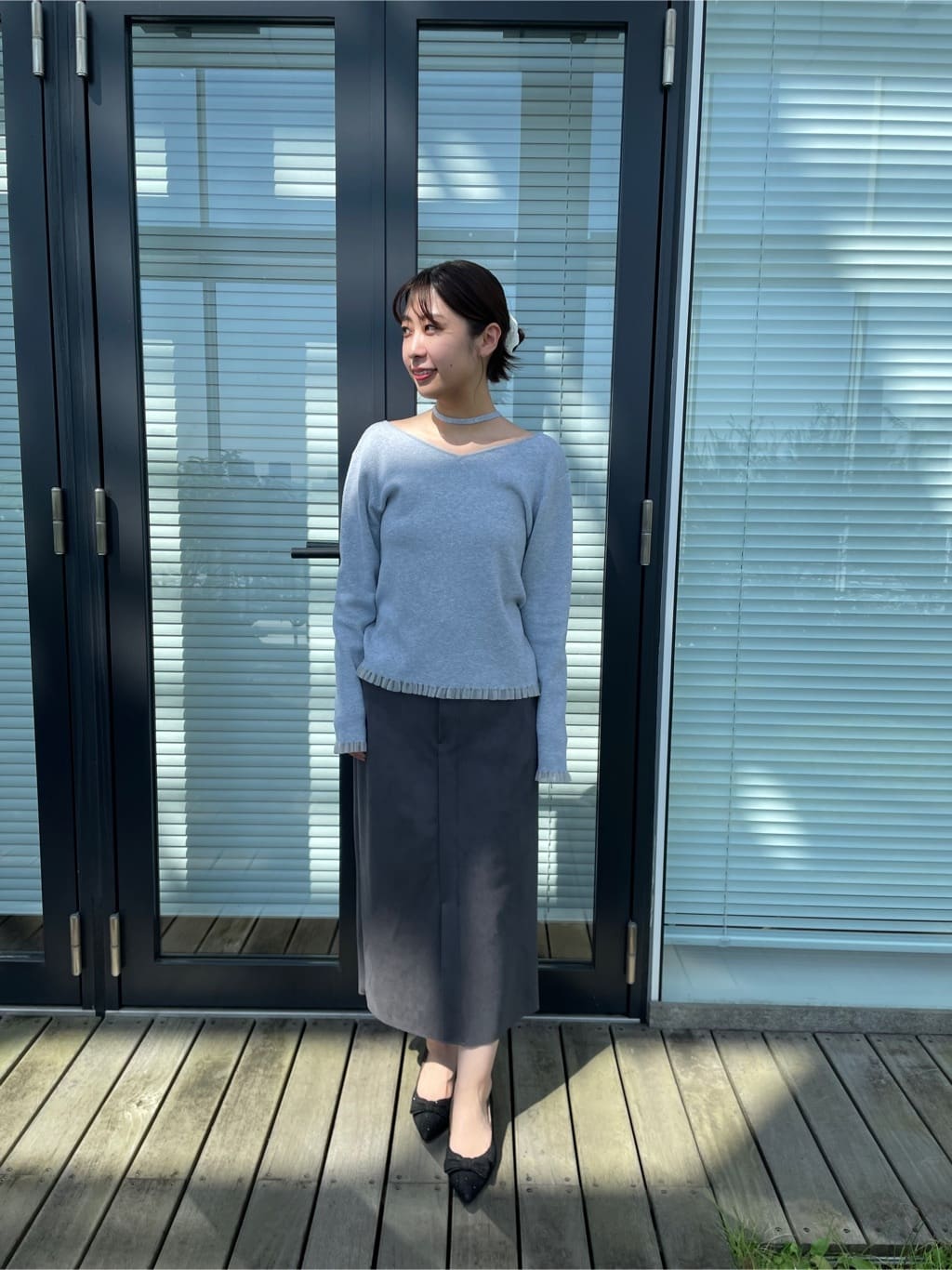 abeさんの「Couture brooch｜【洗える・ストレッチ・通勤】スエード調ダンボールIラインスカート」を使ったコーディネート