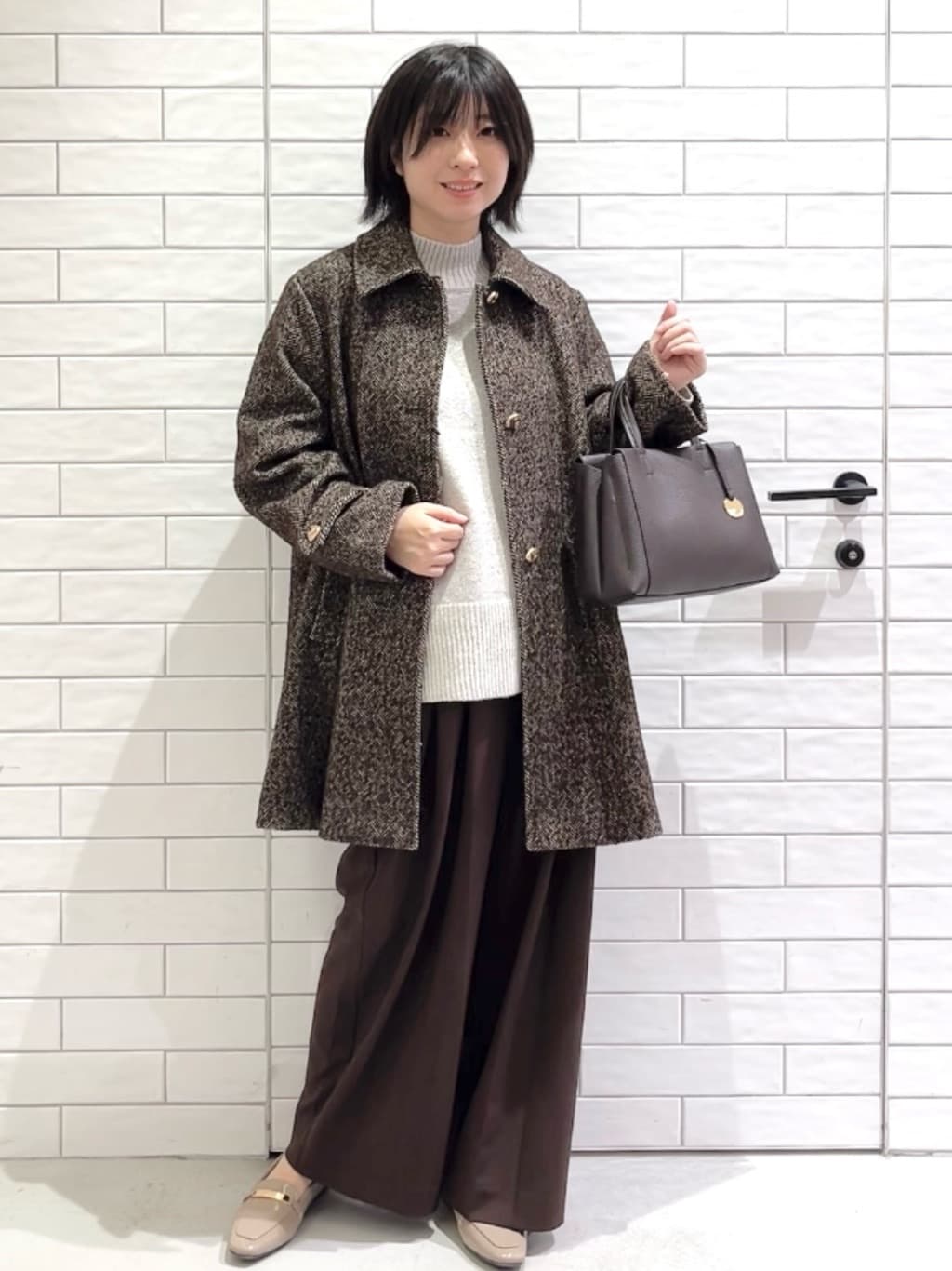 しおりさんの「OPAQUE.CLIP｜ヘリンボーンステンカラーコート」を使ったコーディネート