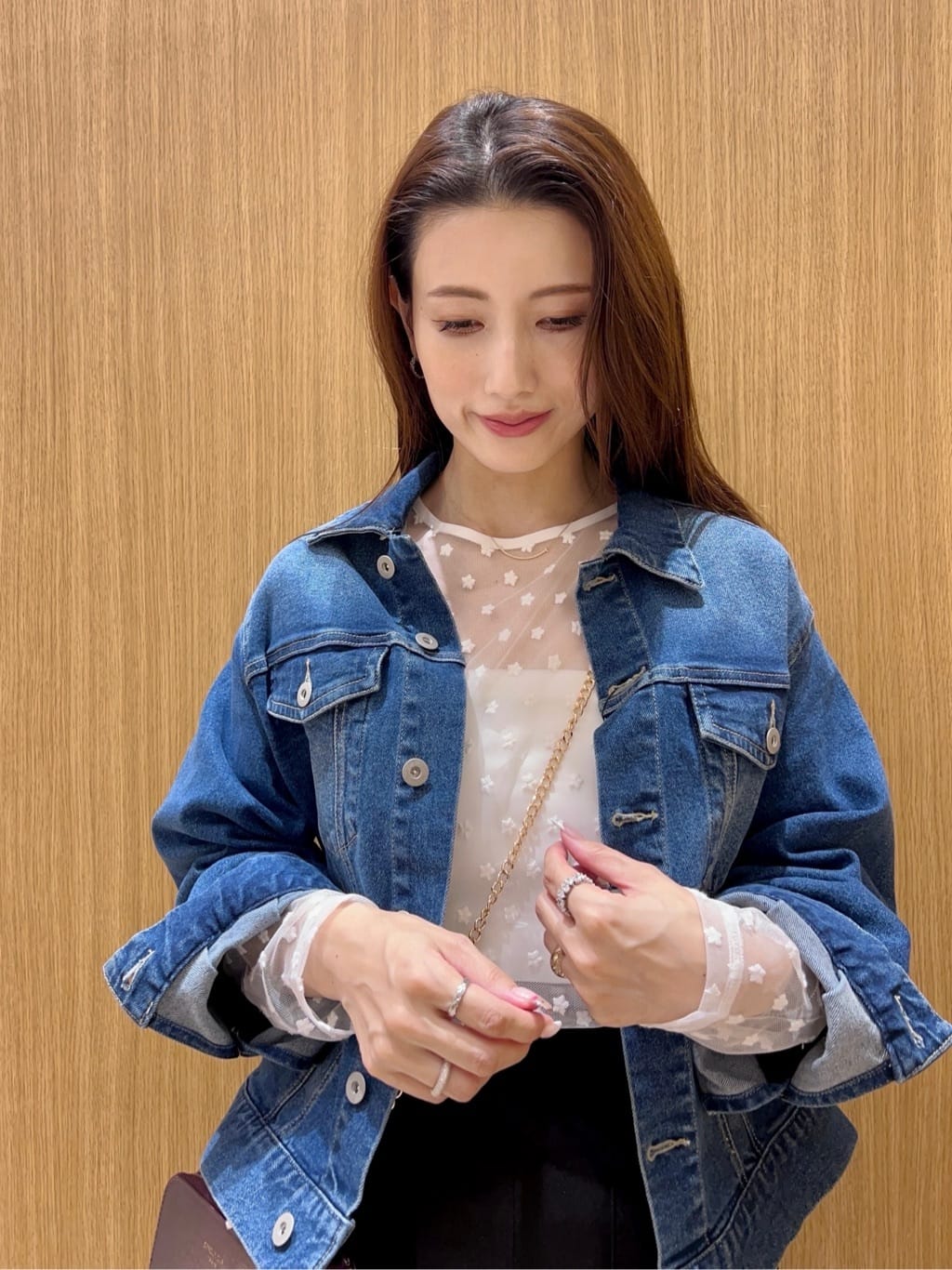 maiさんの「OPAQUE.CLIP｜チュールフラワー刺繍シアートップス【洗濯機OK】」を使ったコーディネート
