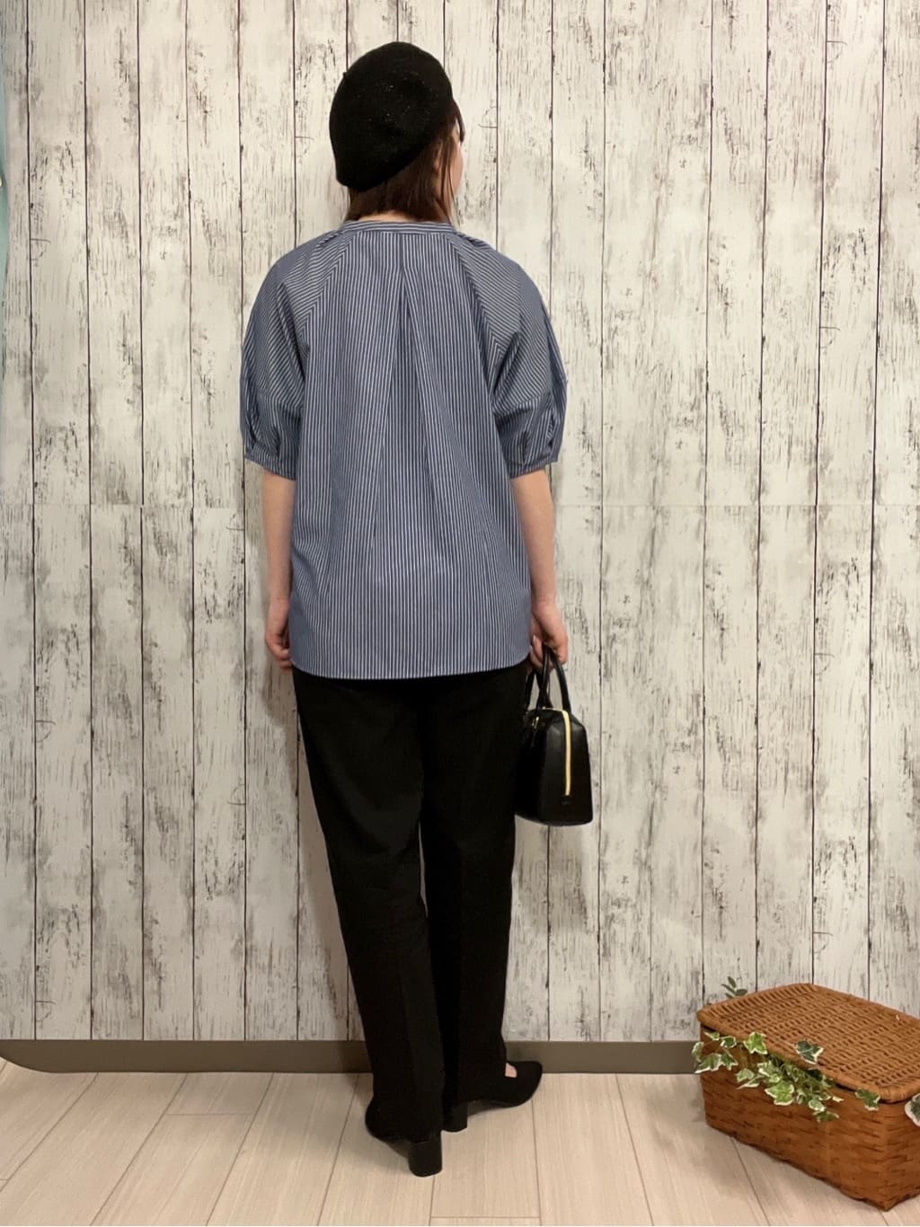 シカさんの「SHOO･LA･RUE｜【S-LL/洗濯後しわになりにくい】ランタンスリーブで女性らしく 5分袖スキッパーブラウス」を使ったコーディネート