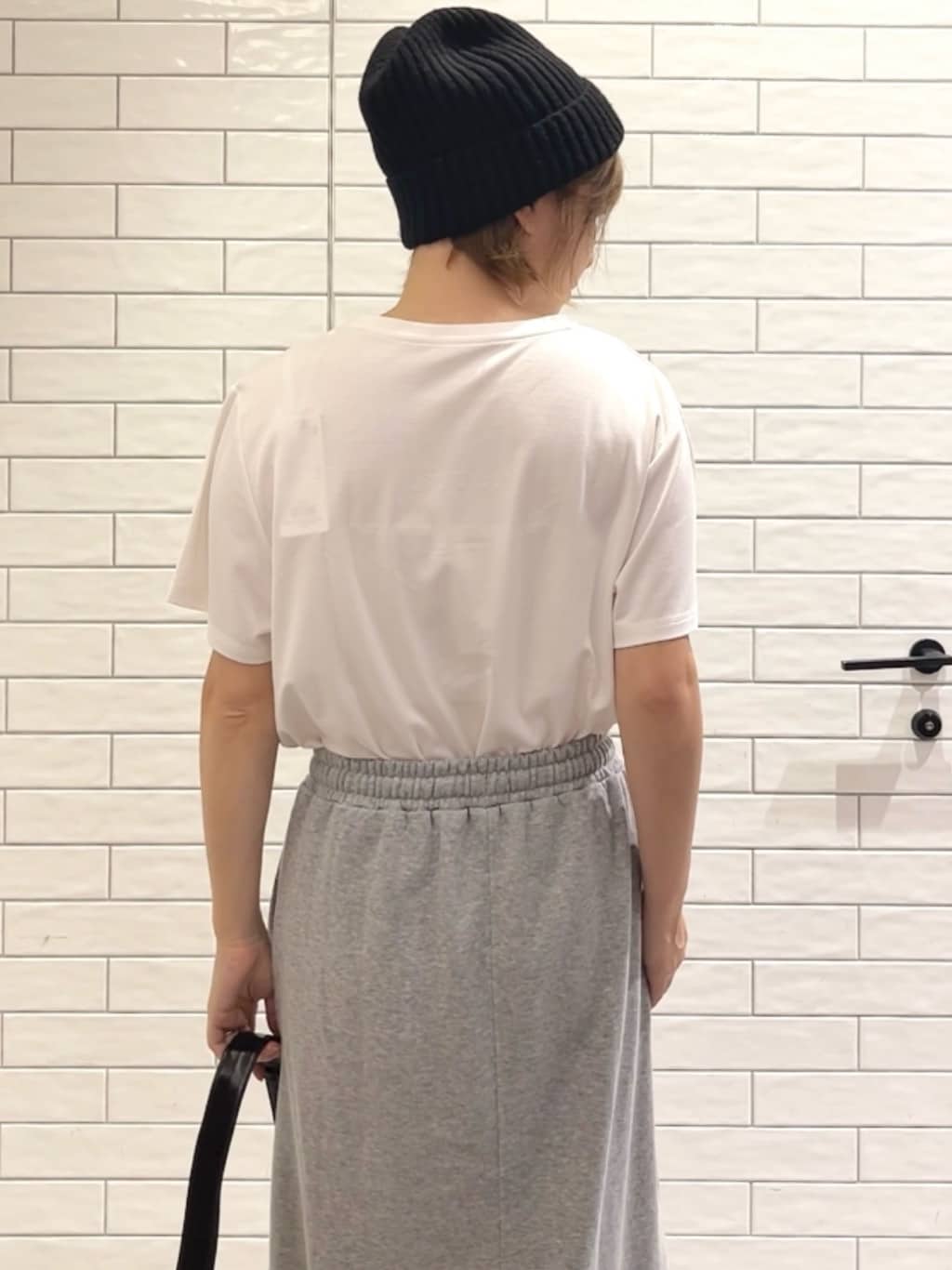 しおりさんの「OPAQUE.CLIP｜メタリック刺繍ロゴTシャツ【接触冷感／洗濯機洗い可】」を使ったコーディネート