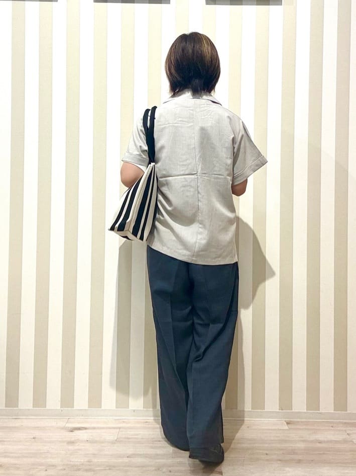 pieceさんの「SHOO･LA･RUE｜【S-LL/洗濯後しわになりにくい】ゴールドパーツできれい見え 麻調タックワイドパンツ」を使ったコーディネート