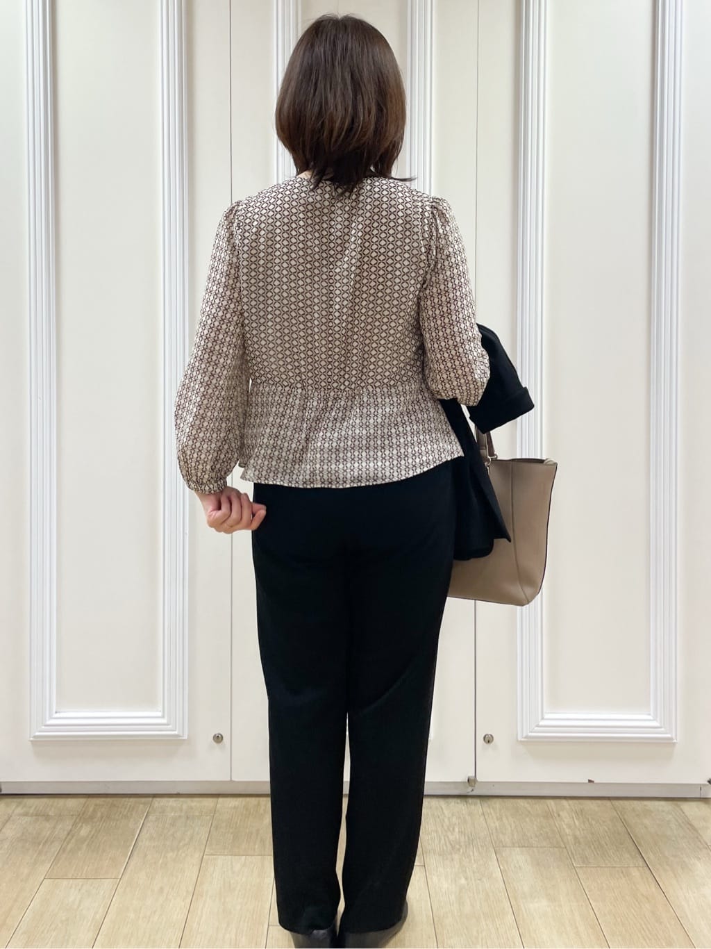 めいさんの「Reflect｜【きちんと見え／セットアップ可／通勤におすすめ◎】ペプラムプリントブラウス」を使ったコーディネート