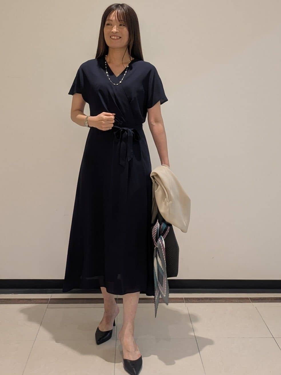 mikiさんの「COUP DE CHANCE｜【手洗い可／日本製】カシュクール風ワンピース」を使ったコーディネート