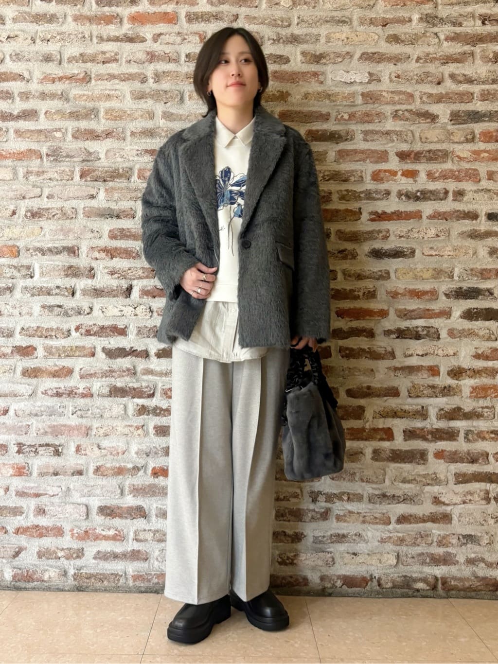 しばさんの「THE SHOP TK｜纏うだけで大人上品 シャギーチェスターハーフコート」を使ったコーディネート