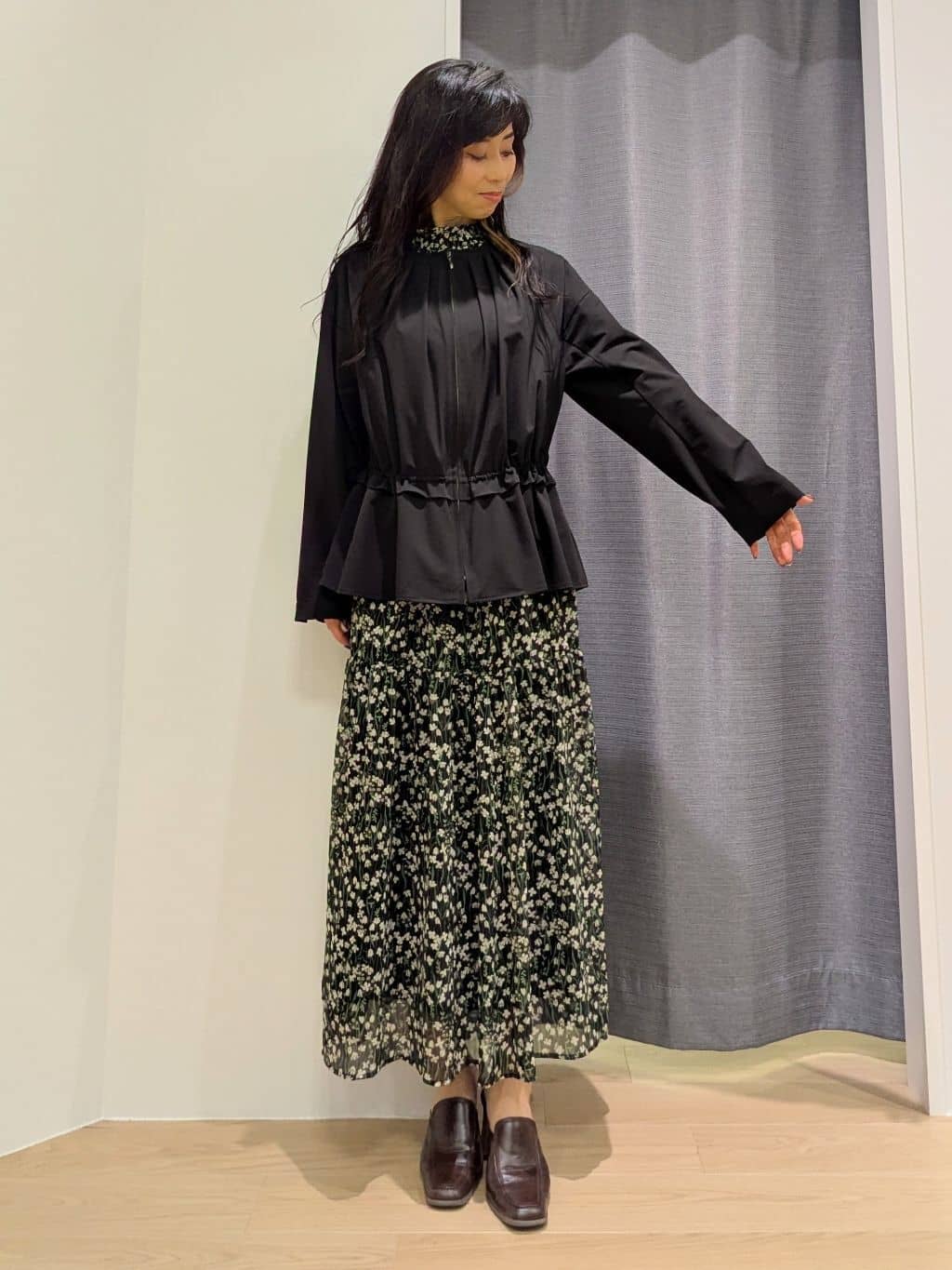 miiさんの「INDIVI｜【秋映え柄/セットアップ可能】フラワーシフォンブラウス」を使ったコーディネート