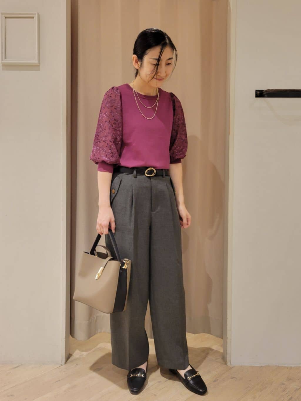 いそさんの「grove｜【二の腕カバー】繊細さと上品さをまとう袖刺繍プルオーバーニット」を使ったコーディネート