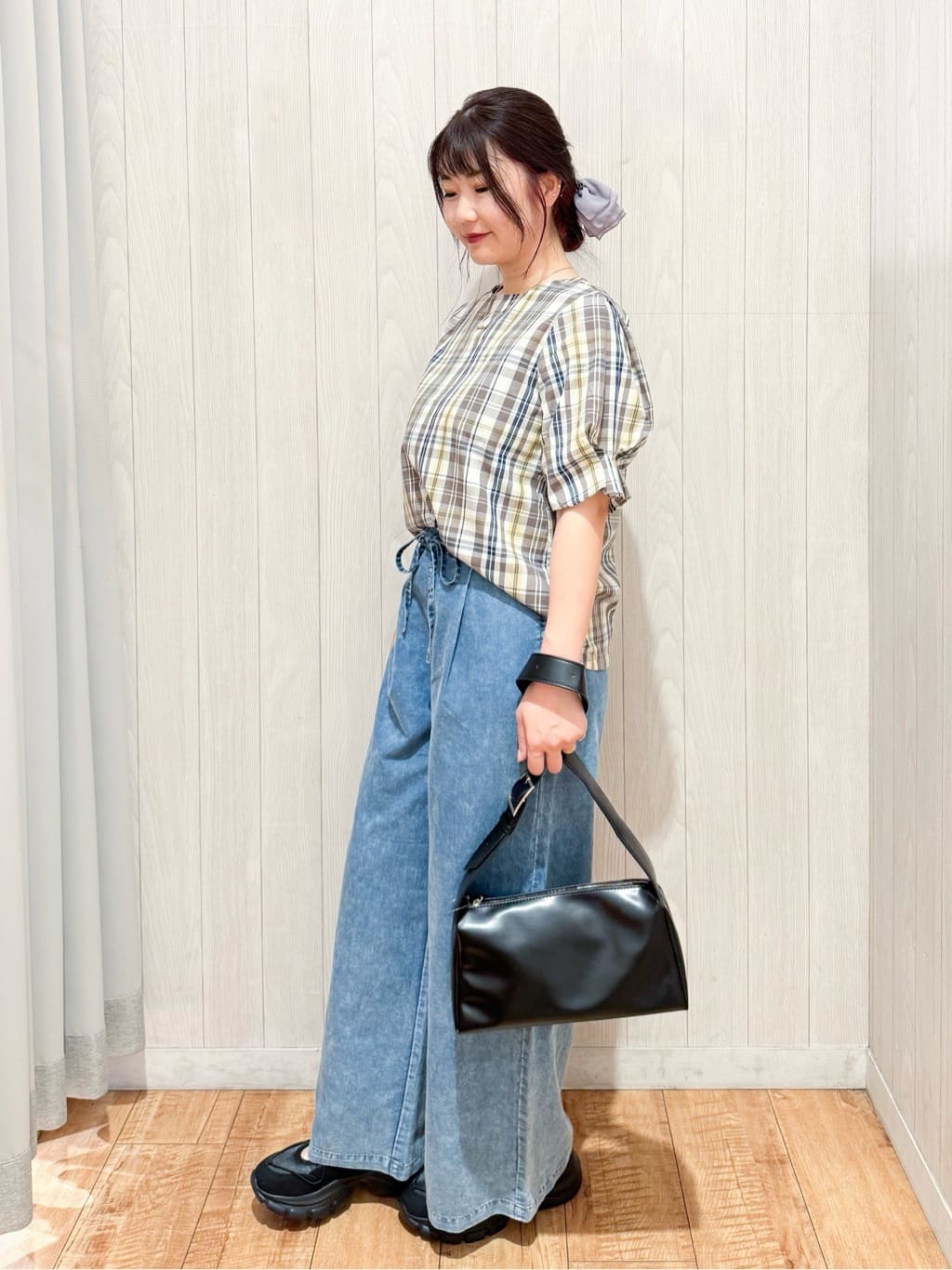 愛さんの「SHOO･LA･RUE｜【S-LL/5分袖】お袖タックできれいに魅せる 大人のチェックブラウス」を使ったコーディネート