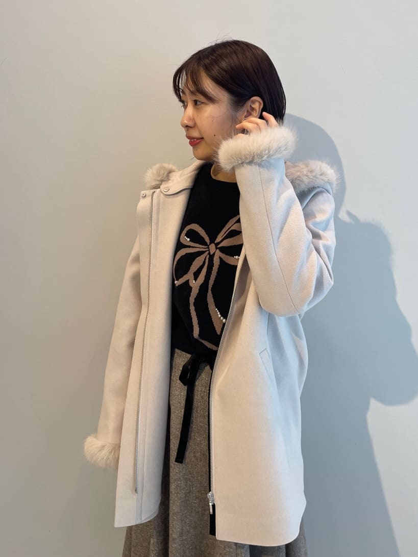 abeさんの「Couture brooch｜【大人可愛い・フード取り外し可能】フードフェイクファー ハーフ丈コート」を使ったコーディネート