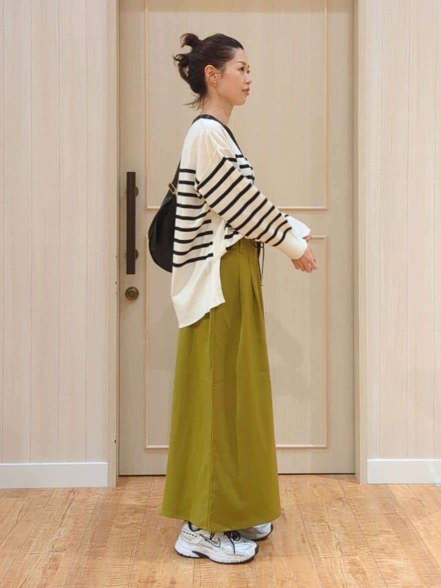 massuさんの「SHOO･LA･RUE｜【S-LL/2点セット】脚のラインを拾いにくい ベルト付きタックスカーチョパンツ」を使ったコーディネート