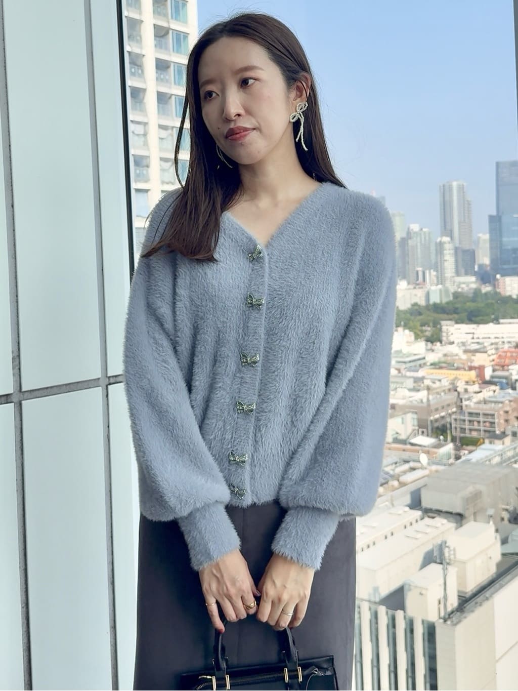 teiさんの「Couture brooch｜【洗える・ストレッチ・通勤】スエード調ダンボールIラインスカート」を使ったコーディネート