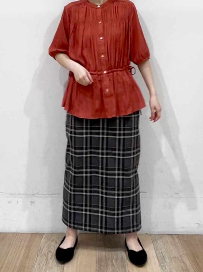 山さんさんの「grove｜【二の腕/体型カバー】メリハリシルエットが叶うシャーリングブラウス」を使ったコーディネート