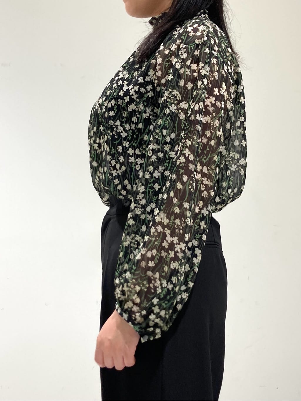 momokoさんの「INDIVI｜【秋映え柄/セットアップ可能】フラワーシフォンブラウス」を使ったコーディネート