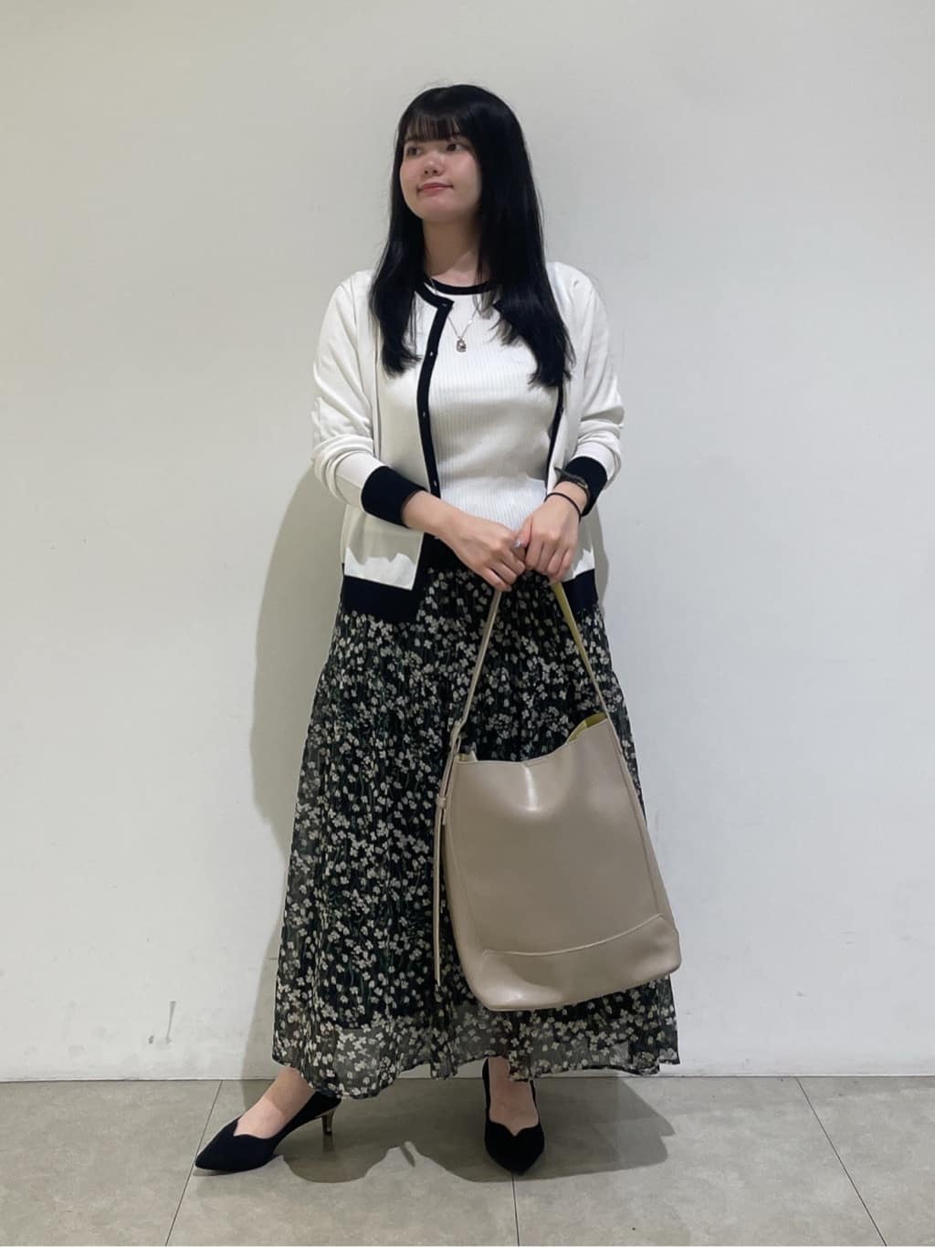 emikaさんの「INDIVI｜【通年活躍！／アンサンブル可能】クルーネックカーディガン」を使ったコーディネート