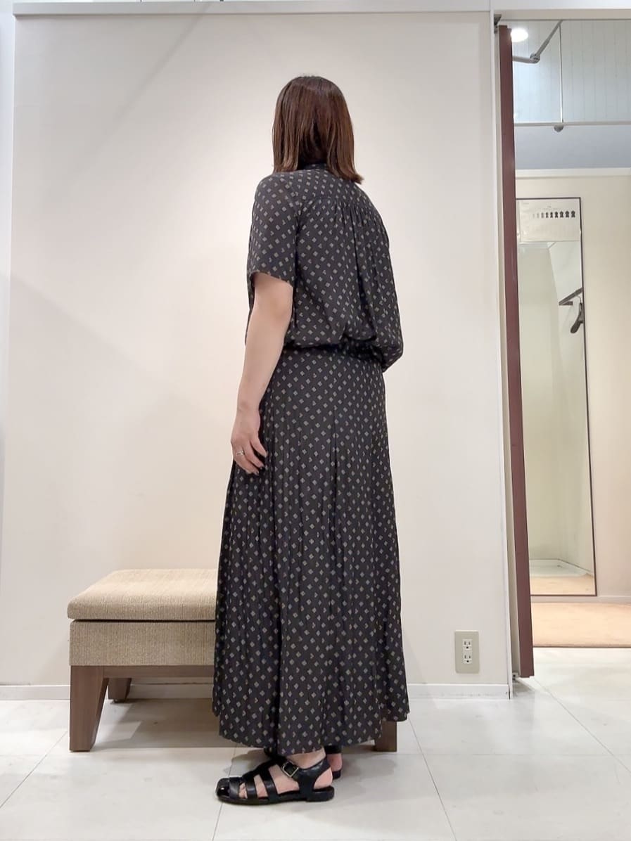YUIさんの「UNTITLED｜【セットアップ可/リラクシー/通勤】スクエアジオメ柄ブラウス」を使ったコーディネート
