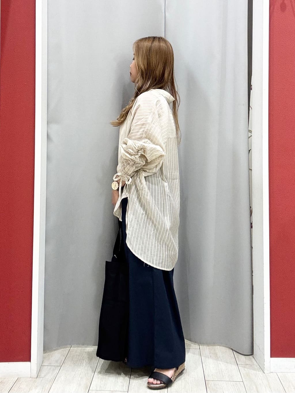 shioさんの「SHOO･LA･RUE｜【S-LL】程よい透け感 ストライプ柄 お袖ギャザーデザインシャツ」を使ったコーディネート