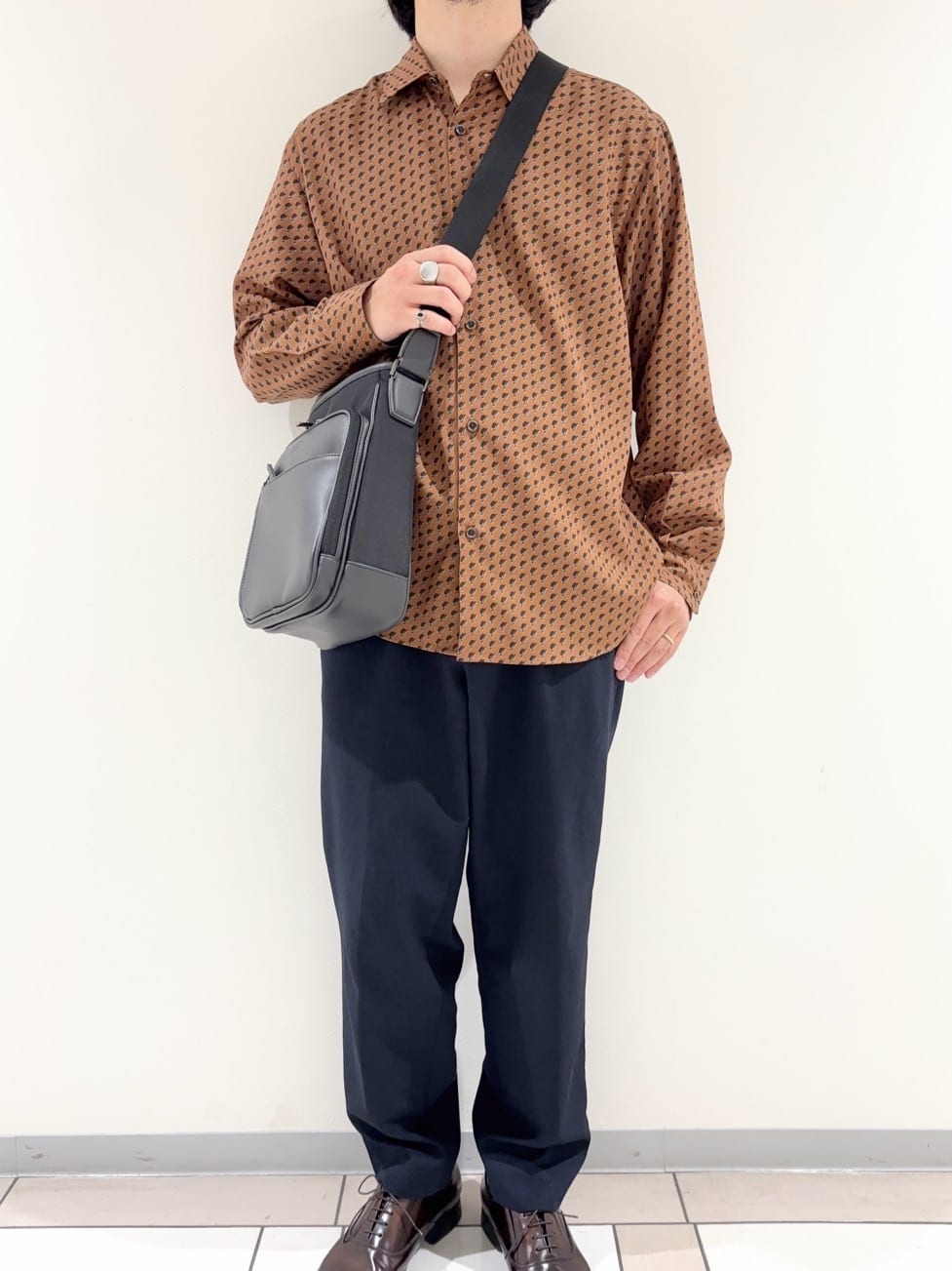 及川さんの「TAKEO KIKUCHI｜ボーラーハット柄 長袖シャツ」を使ったコーディネート