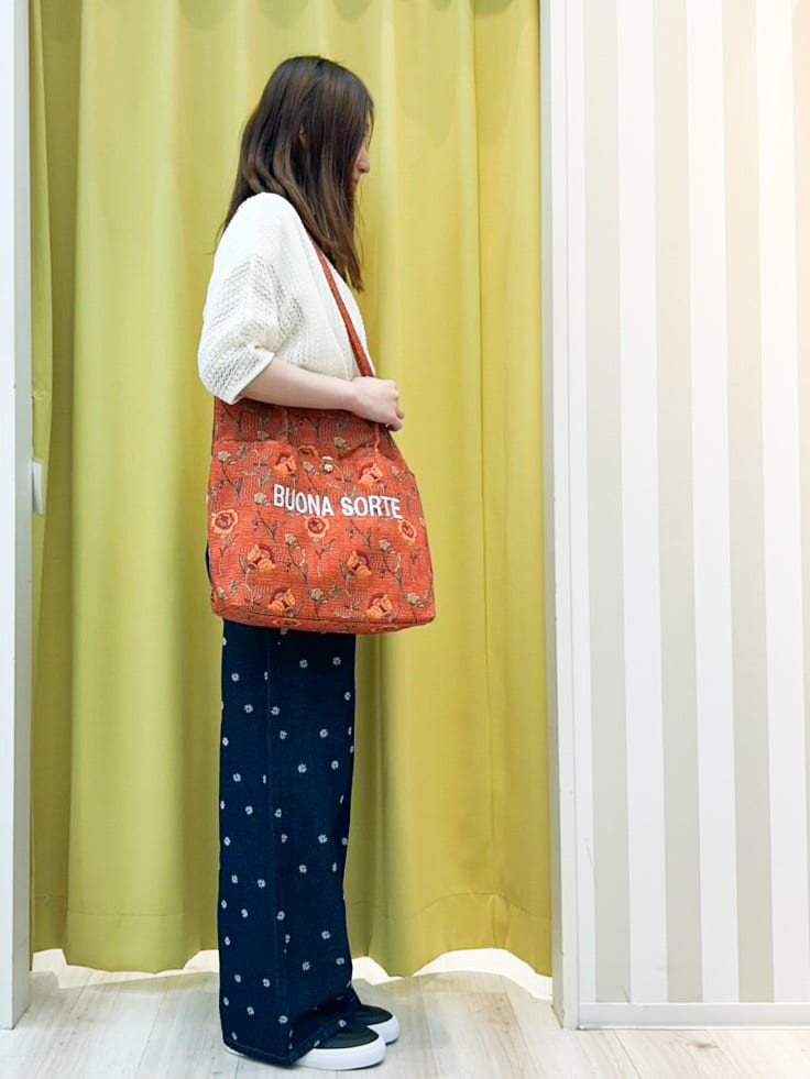 shioriさんの「SHOO･LA･RUE｜【洗える/S-LL】季節の変わり目に 透かし柄が涼やか ジップブルゾン」を使ったコーディネート