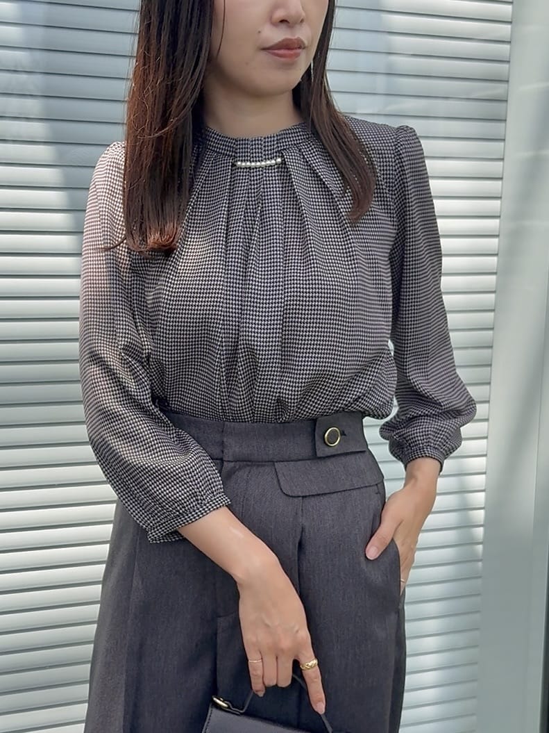 teiさんの「Couture brooch｜【大人可愛い・パール取り外し・通勤】・タックタイチェック柄ブラウス」を使ったコーディネート