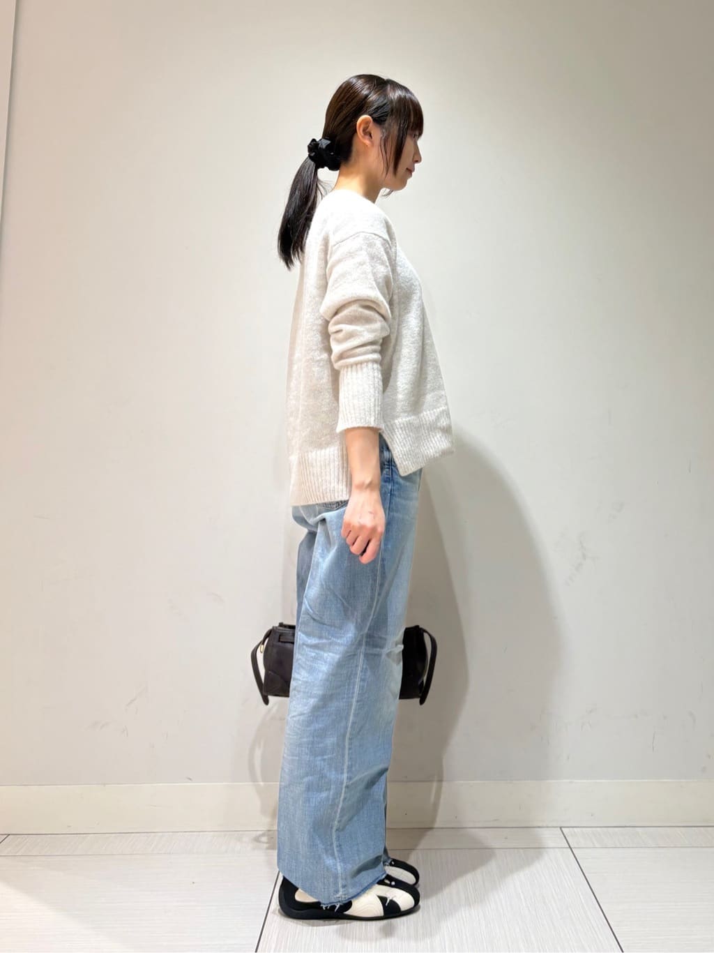 やなぎさんの「DRESSTERIOR｜センタープレス ワイドストレートデニム」を使ったコーディネート