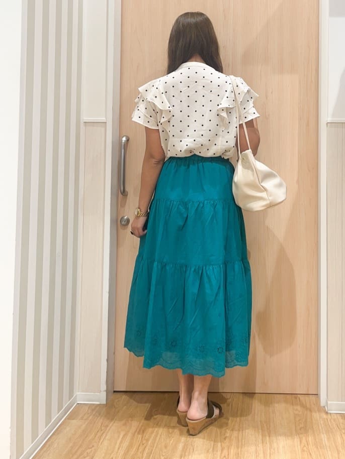 natsumiさんの「SHOO･LA･RUE｜【無地/ドット柄】お袖フリルが華やぐ きれいめブラウス」を使ったコーディネート